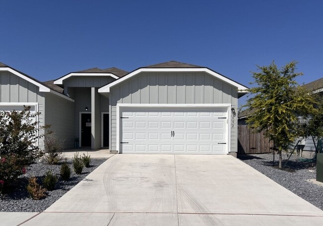 Building Photo - Luxury Duplex in Seguin!