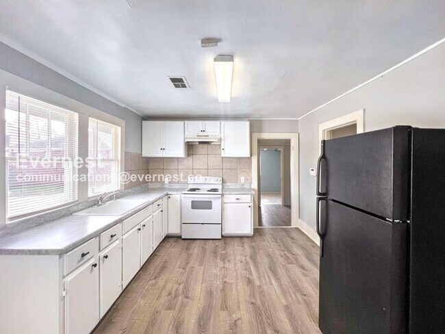 Building Photo - 114 W 18th St