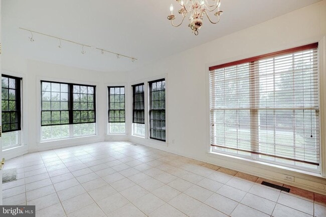 Building Photo - 15 Ridings Way