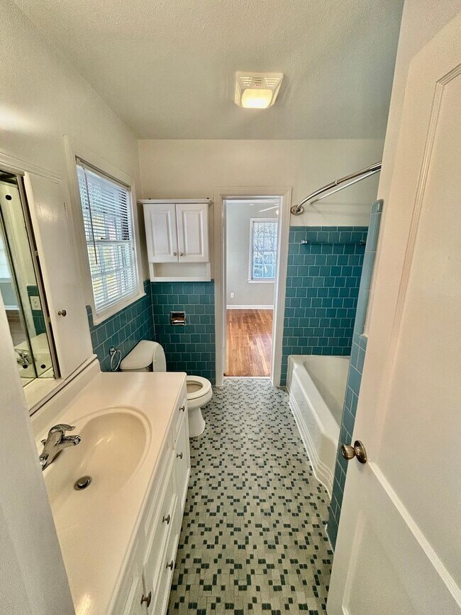 Building Photo - Charming Upstairs Unit - Steps from Habers...