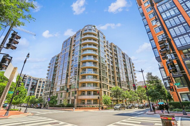 Primary Photo - Stunning 2BR, 2BA Condo Blocks from the Me...