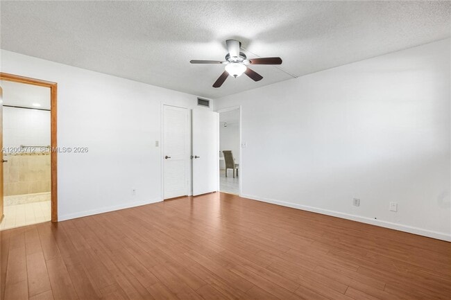 Building Photo - 711 S Hollybrook Dr