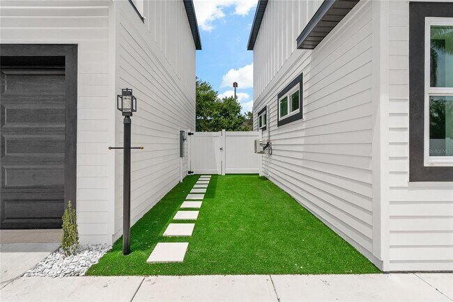 Building Photo - 1348 San Christopher Dr