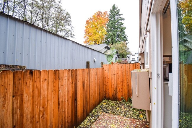 Building Photo - Newly Updated 2 BR Townhouse Apartment in ...