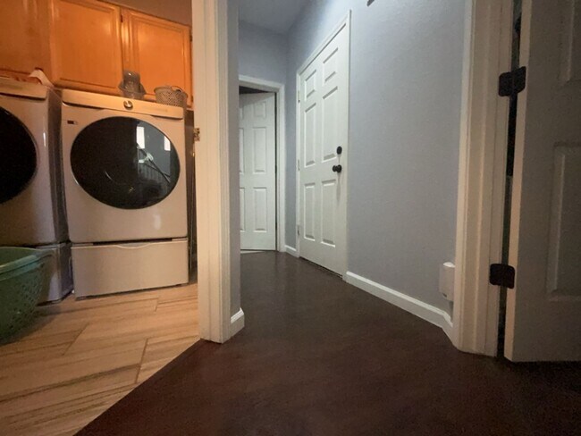 Building Photo - Spacious East Davis Home available in July!