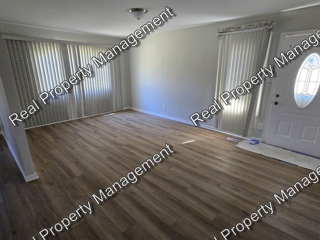 Building Photo - Updated 3 Bedroom Ranch