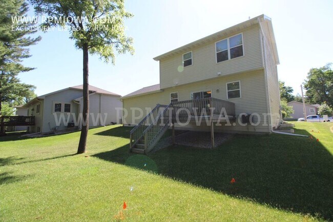 Building Photo - UPDATED KITCHEN!! 3 Bedroom, 2.5 Bath Home...