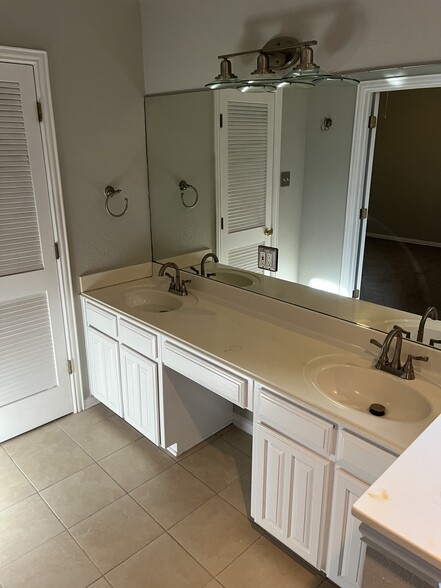 Master Bathroom - 804 W Lonesome Dove Trl