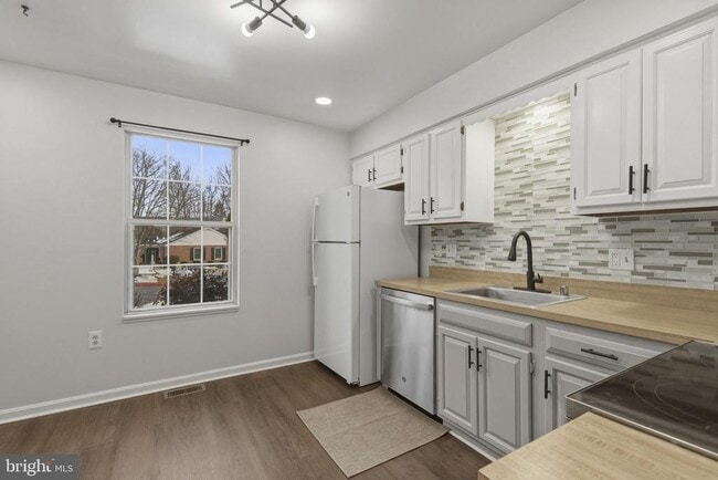 Building Photo - 910 Candlelight Ct