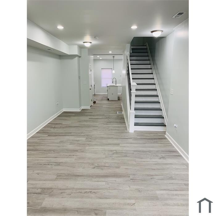 Building Photo - 820 N Lakewood Ave