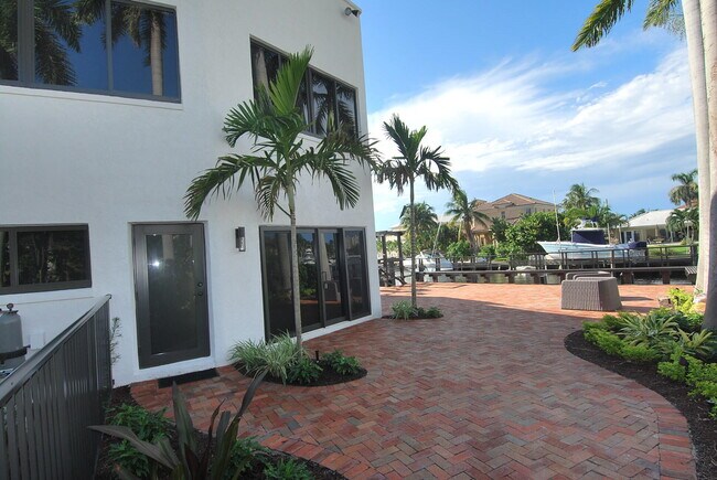 Building Photo - 1121 Bel Air Dr