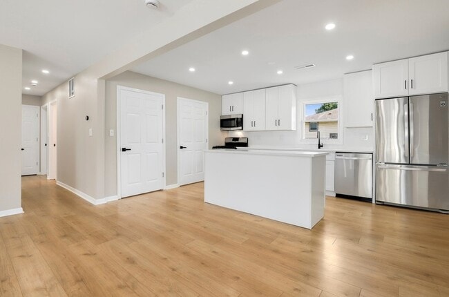 Building Photo - 19W719 W Holtz Ave