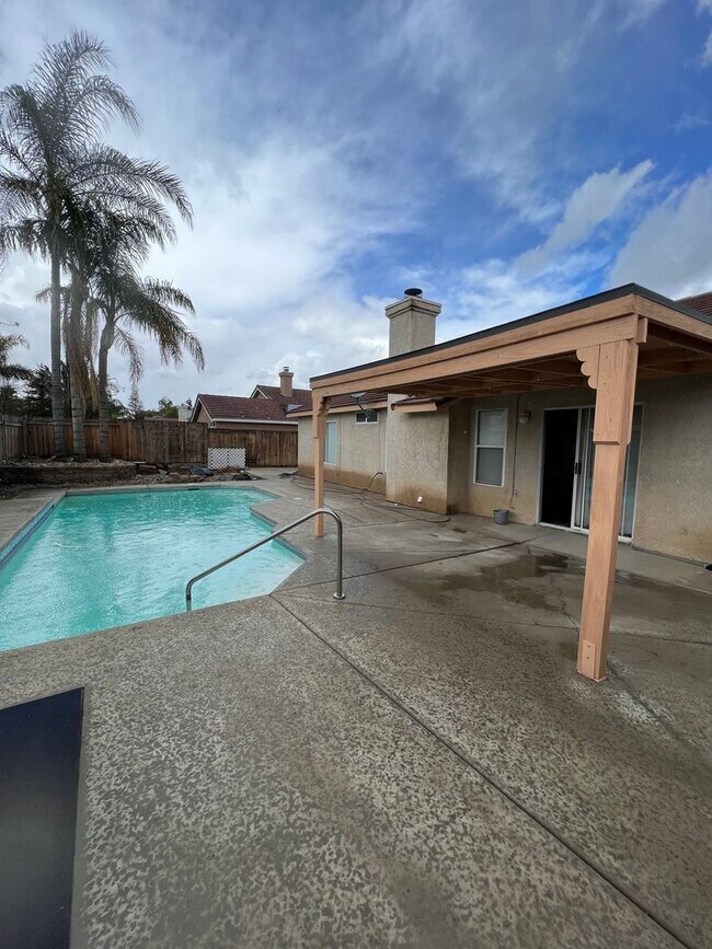 Building Photo - 5911 Golden Sunset Ct