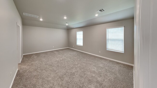 Building Photo - Large Open Floor plan 4 Bedroom 2 Bathroom...