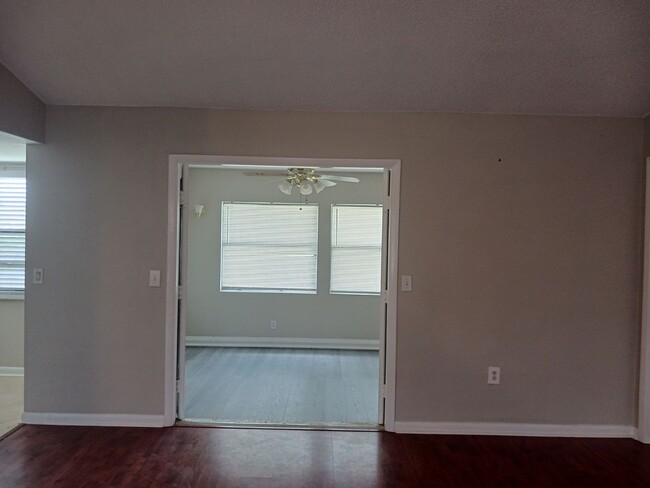 Building Photo - 3 Bedroom 2 Bath Single Family Home w/ Wat...