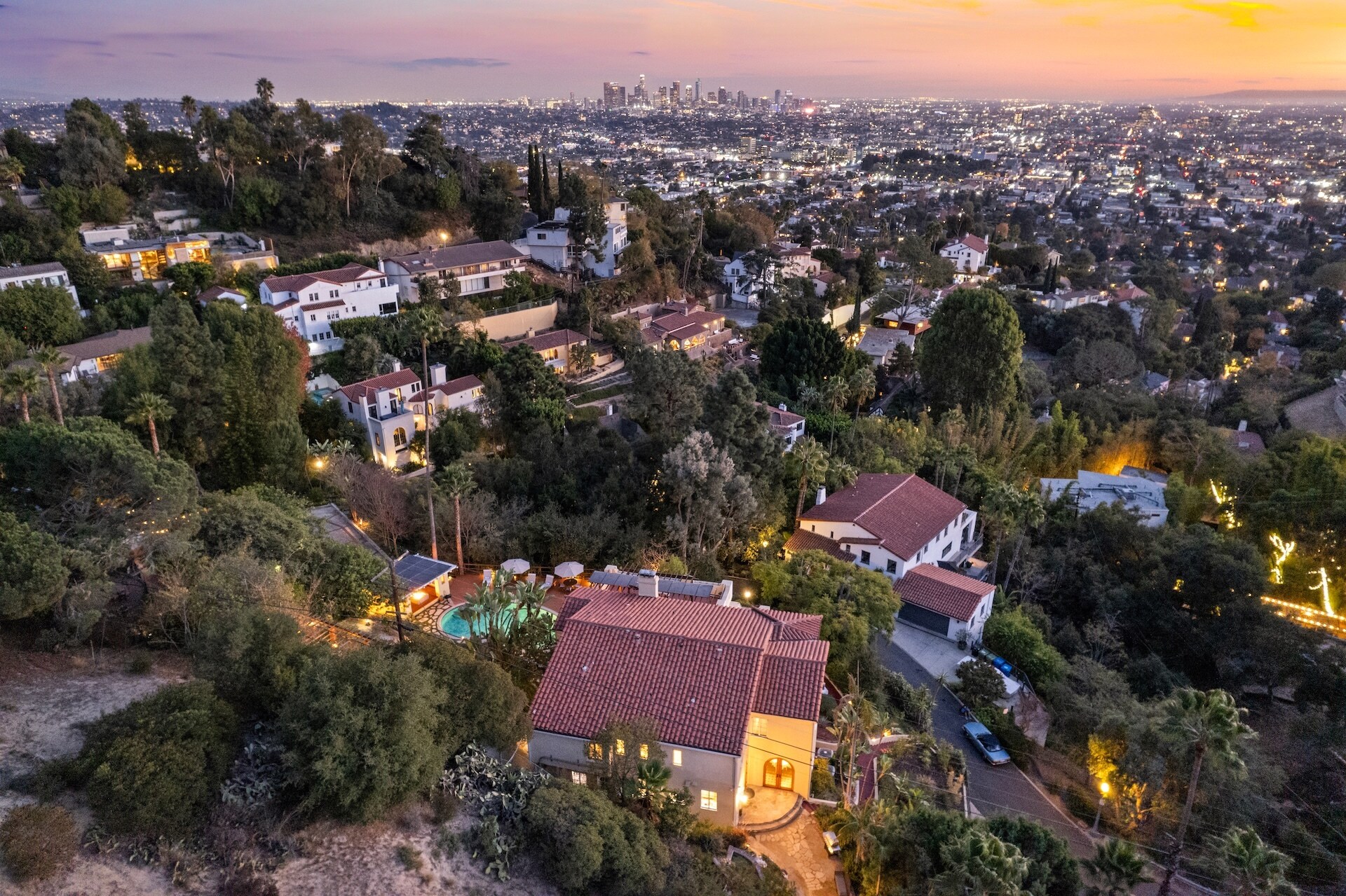 Building Photo - 2856 Glendower Ave
