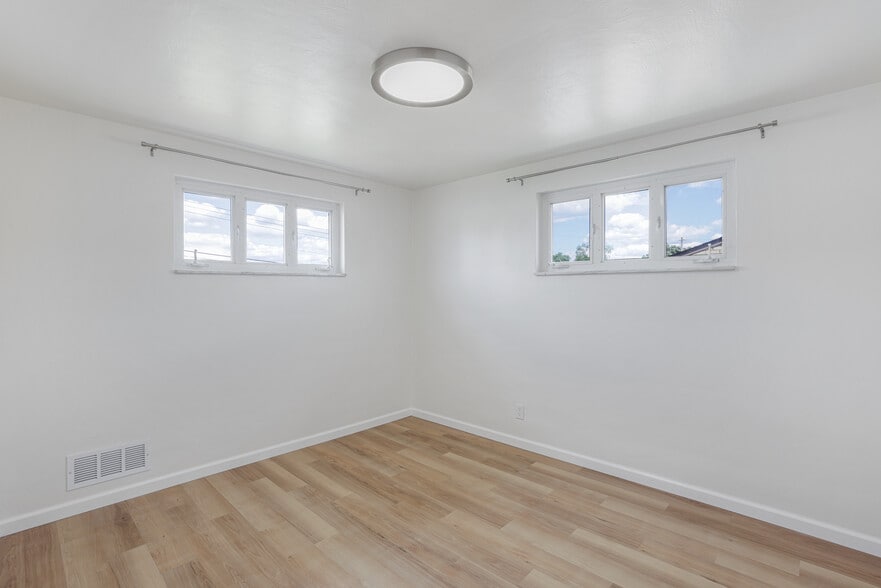 Main Bedroom (Upstairs) - 1755 Elderslee Rd