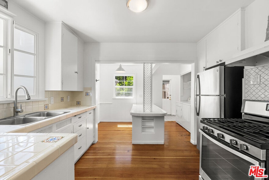 Building Photo - 515 N Kings Rd