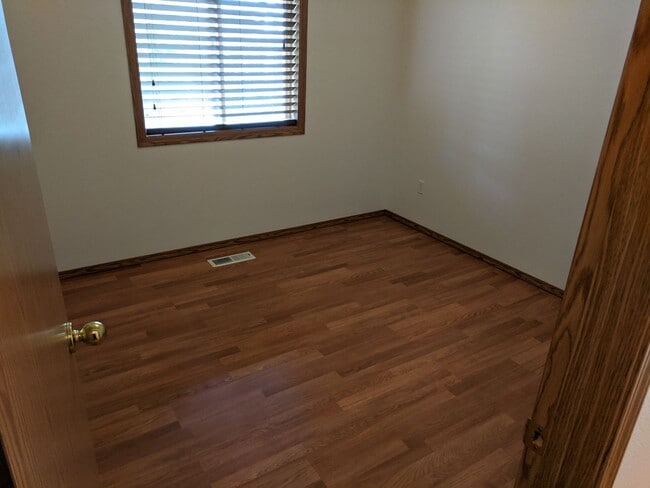 Building Photo - Conveniently located 3 bedroom Home