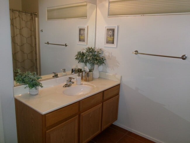 Building Photo - Furnished Enchantment Condo