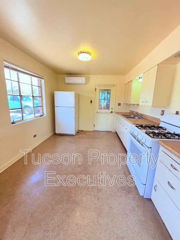 Building Photo - 2831 E Adams St