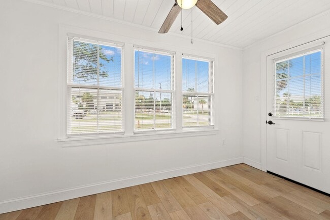 Building Photo - 2 Bed 1.5 Bath Jax Beach - Walk to the Bea...