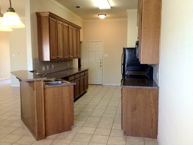 Building Photo - 1213pho