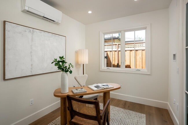 Building Photo - 160 Waverley St