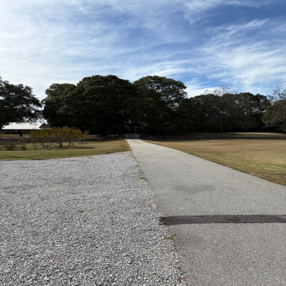 Building Photo - 760 Old Camp Church Rd