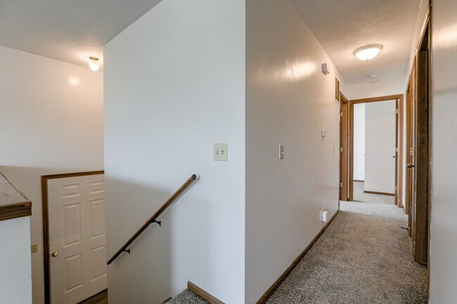 Building Photo - Spacious Duplex Close to Schools, UNL, Hay...