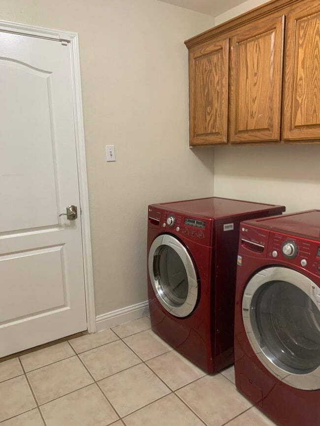 Building Photo - 3821 Brockhampton - 4/Bed 2/Bath - $2295/m...