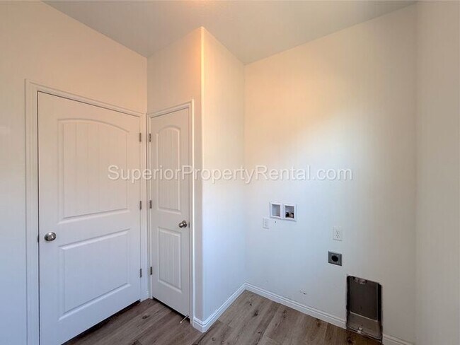 Building Photo - Darling 4 bed, 2 bath home w/2 car garage