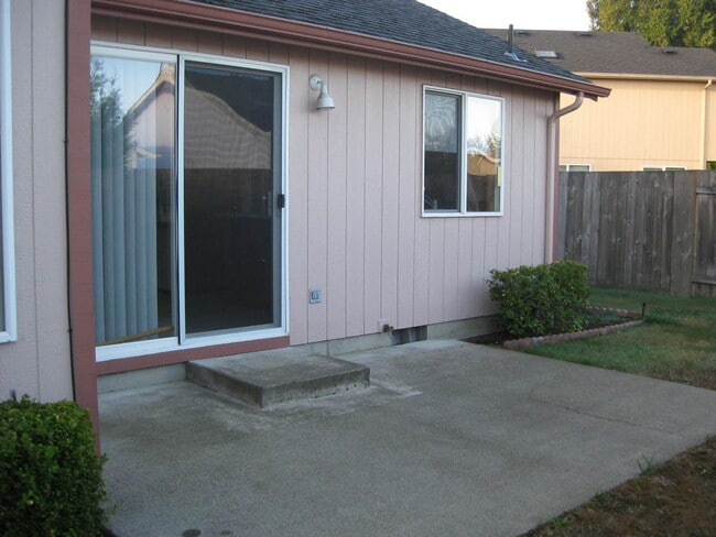 Building Photo - Beautiful 3 Bedroom 2 Bath Located in SW Corvallis!