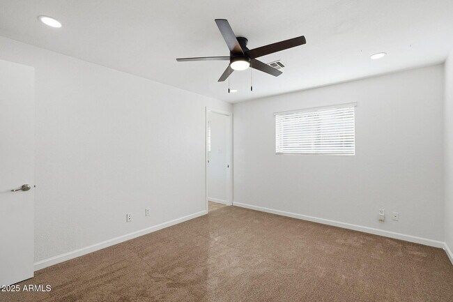 Building Photo - 233 E Huntington Dr