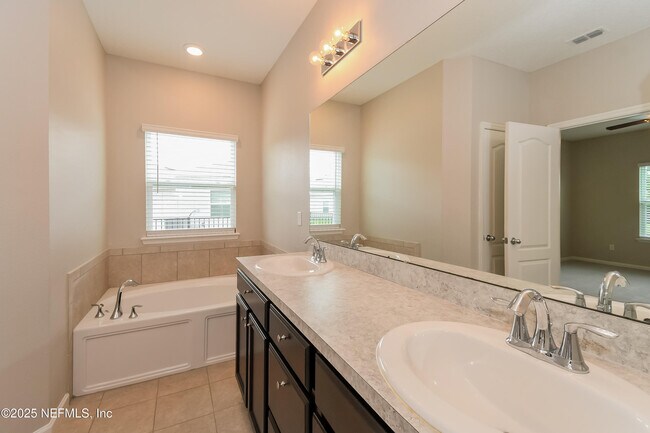 Building Photo - 10991 Haws Ln