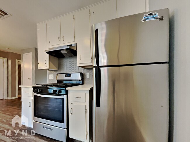Building Photo - 1010 N Meadows Dr