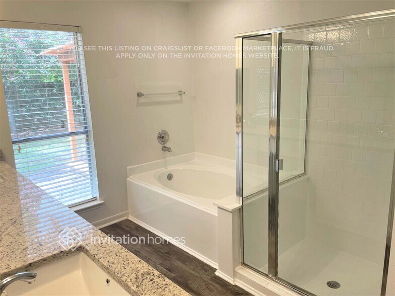 Building Photo - 8919 Village Hills Dr