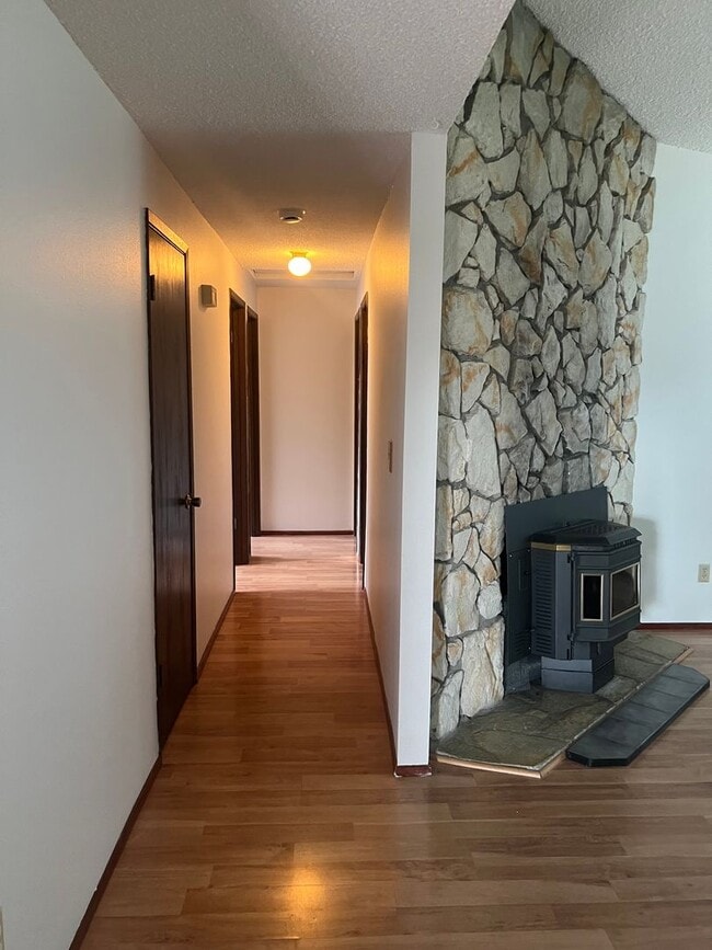 Building Photo - Open Concept: 3 Bed, 1.5 Bath Hidden Gem!