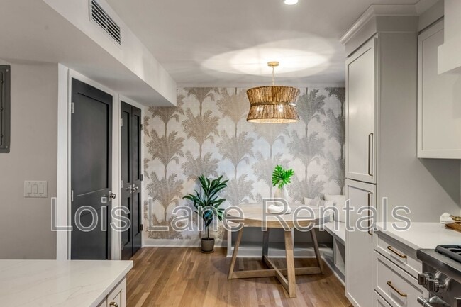 Building Photo - 7 Logan St