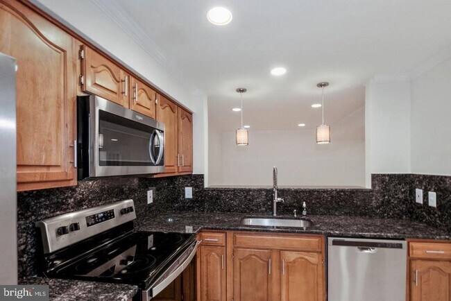Building Photo - 5801 Linden Square Ct