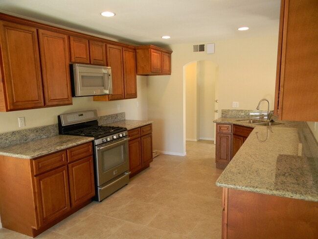 Building Photo - 1404 E Sycamore Ave