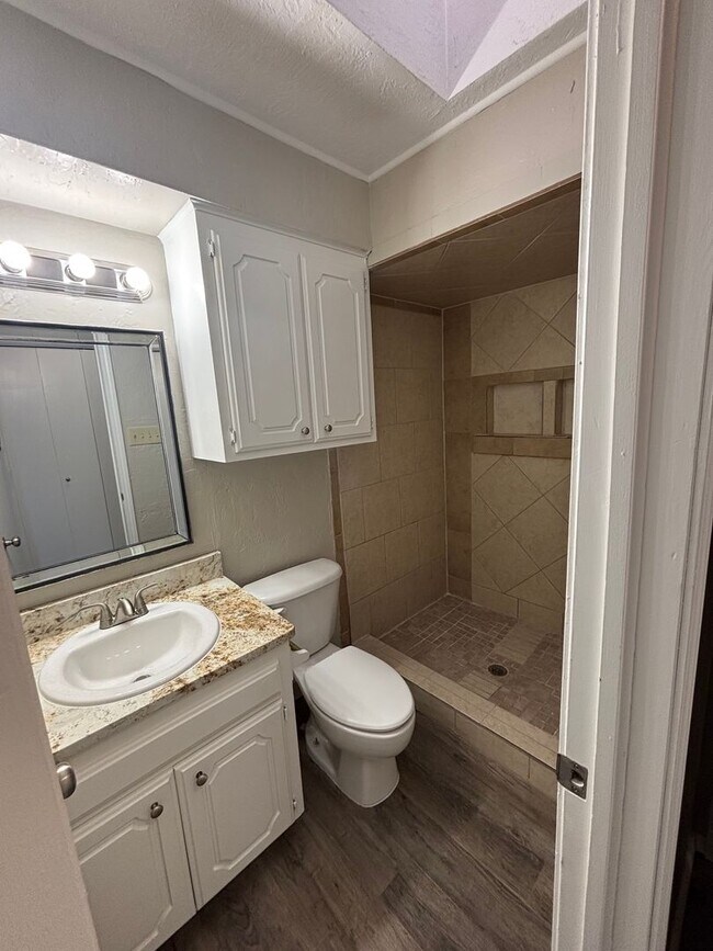 Building Photo - Beautifully remodeled with new paint, floo...