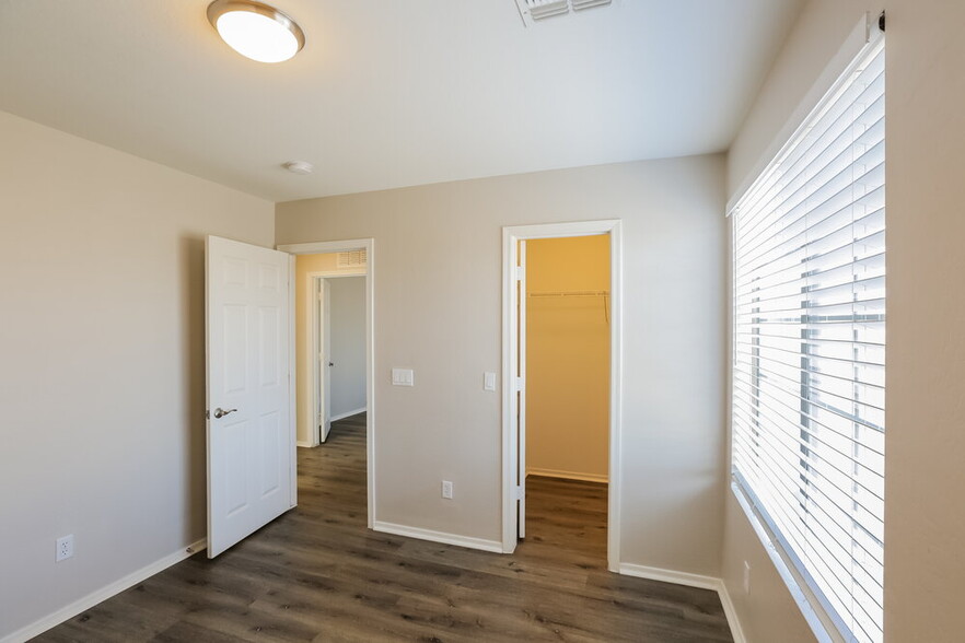 Building Photo - 3419 W Sunland Ave