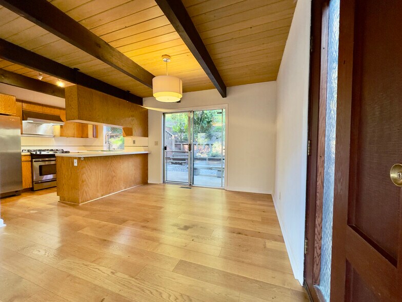 Building Photo - 6583 Valley View Rd