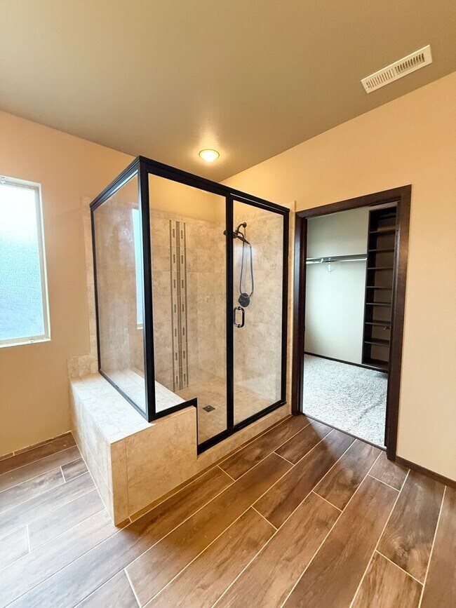 Building Photo - 4 bed 2 Bath off Keene