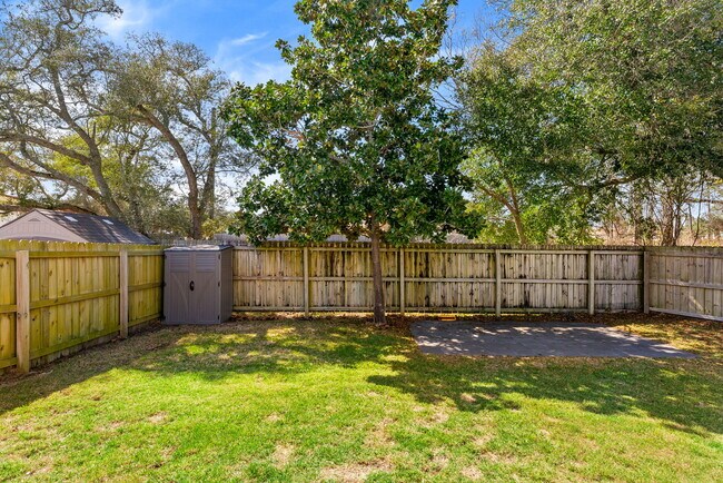 Building Photo - 2566 Oak St