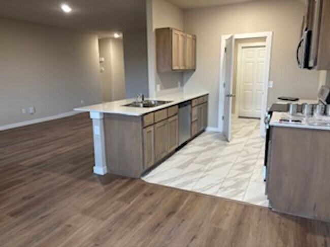 Building Photo - New Home! 1st month free!