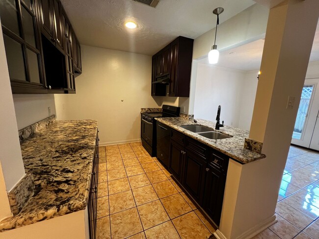 Building Photo - 3 Bedroom 2.5 Bath  Modern Condo Living: S...