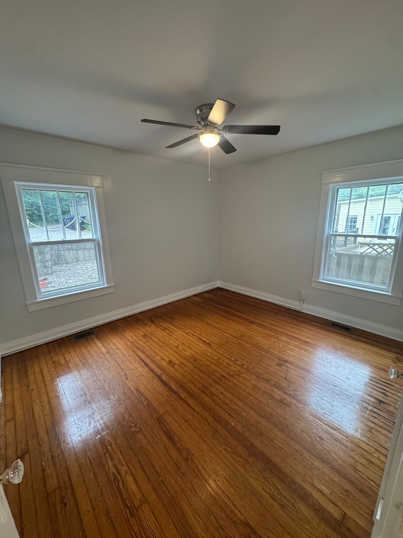 Bright and spacious bedroom - 1333 Castlewood Ave