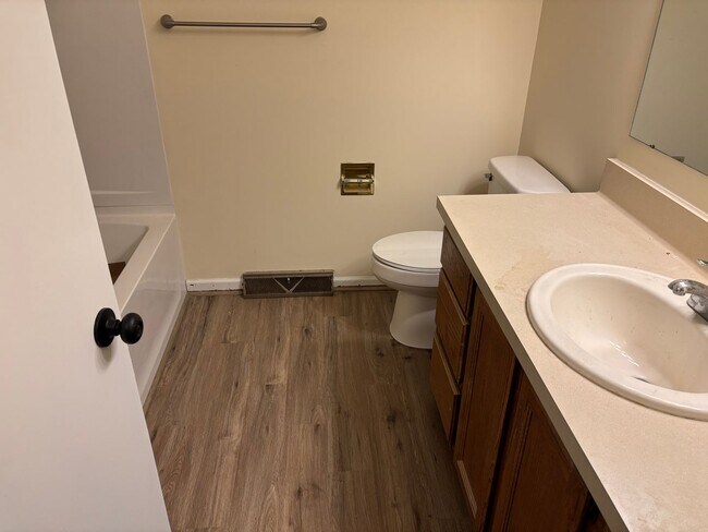 Building Photo - 1399 Suncrest Dr NE